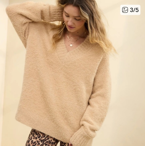 aerie Sweaters - 🍀Aerie teddy boucle oversized v neck sweater